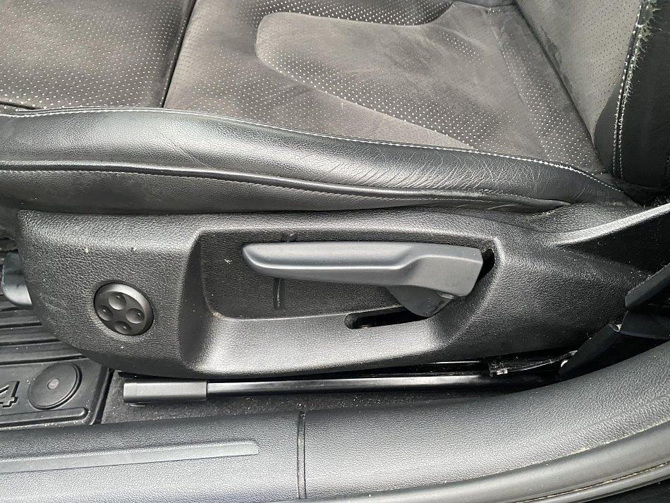 Audi A4 2.0 TDi S-line quattro