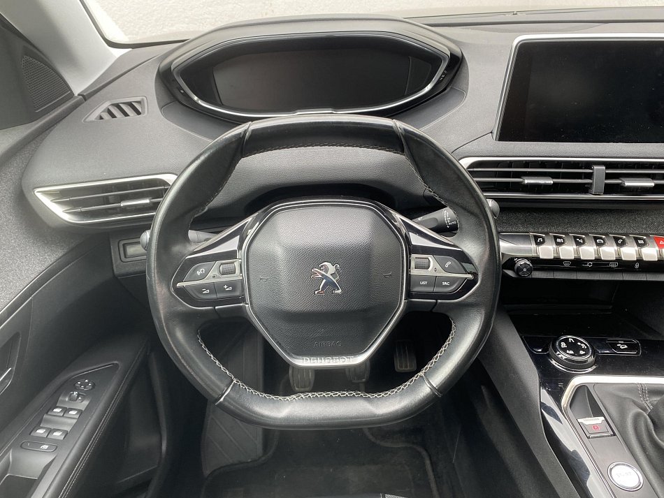 Peugeot 5008 1.2 PT Allure 7míst