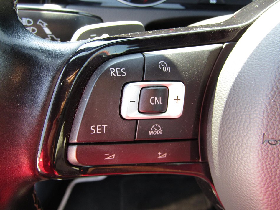 Volkswagen Golf 2.0 TSi 