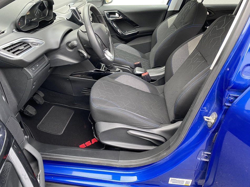 Peugeot 2008 1.2i Signature