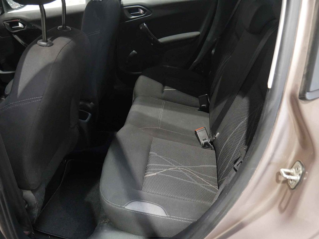 Peugeot 208 1.2 i 