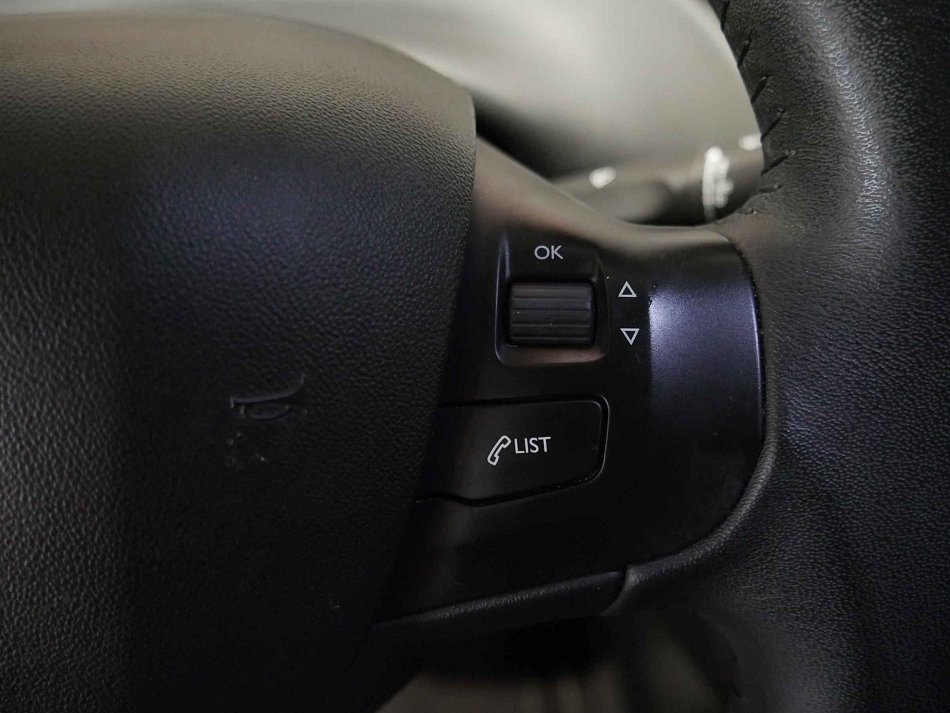 Peugeot 208 1.2 i 