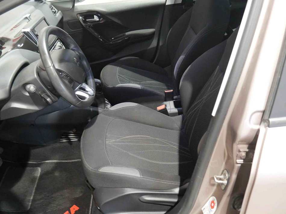 Peugeot 208 1.2 i 