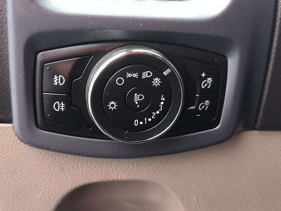 Ford Transit Custom 2.2TDCi Limited L2 5míst