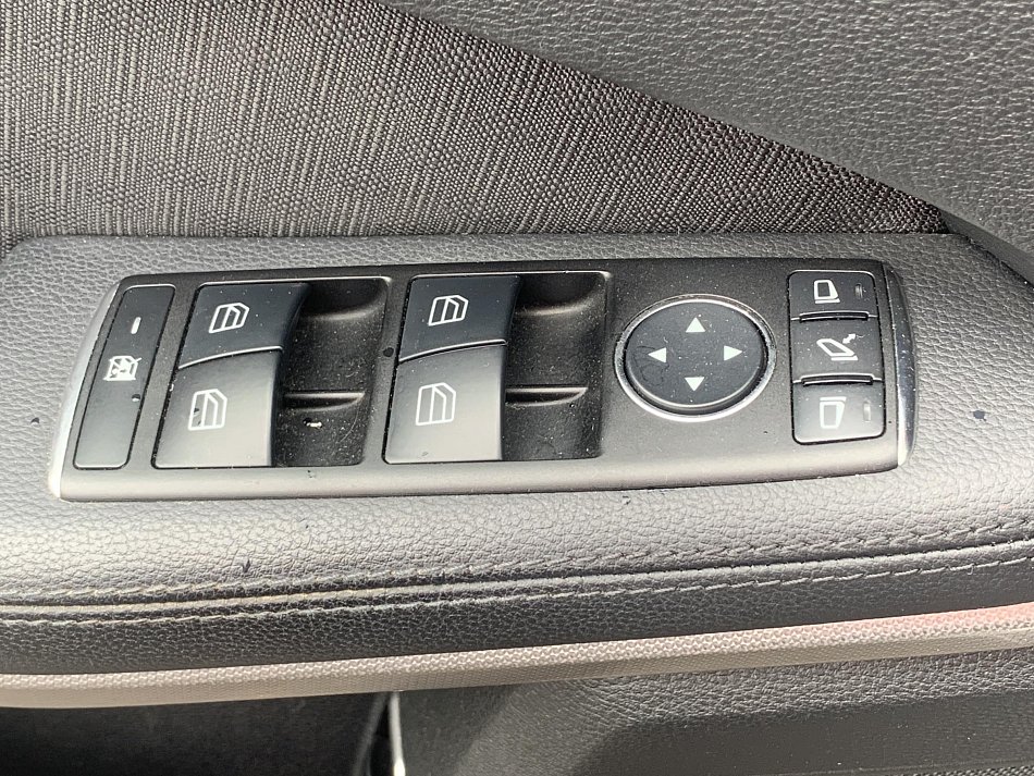 Mercedes-Benz Třída E 1.8K  E200