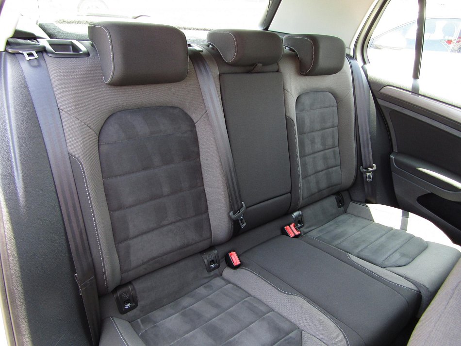 Volkswagen Golf 1.0TSi 