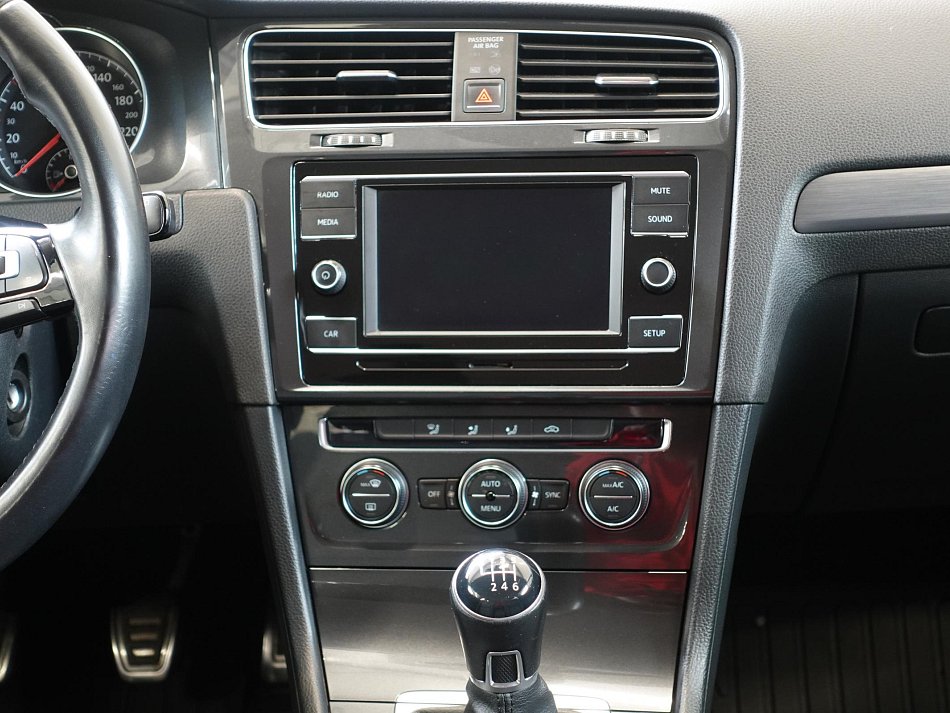 Volkswagen Golf 1.0TSi 