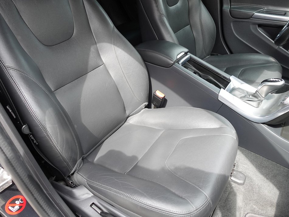 Volvo V60 2.4D4  Cross country