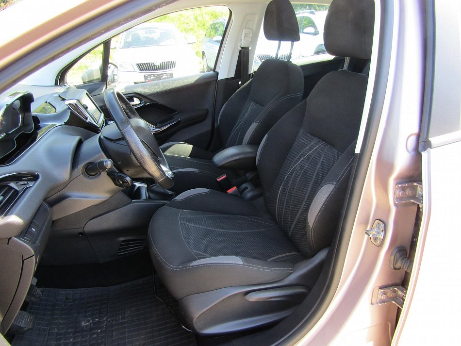 Peugeot 208 1.2i 
