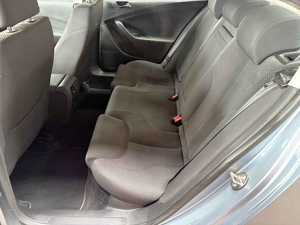 Volkswagen Passat 1.6 FSI 