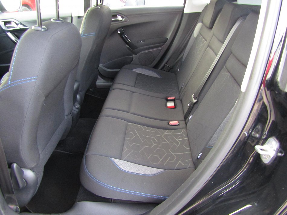 Peugeot 2008 1.2PT Signature