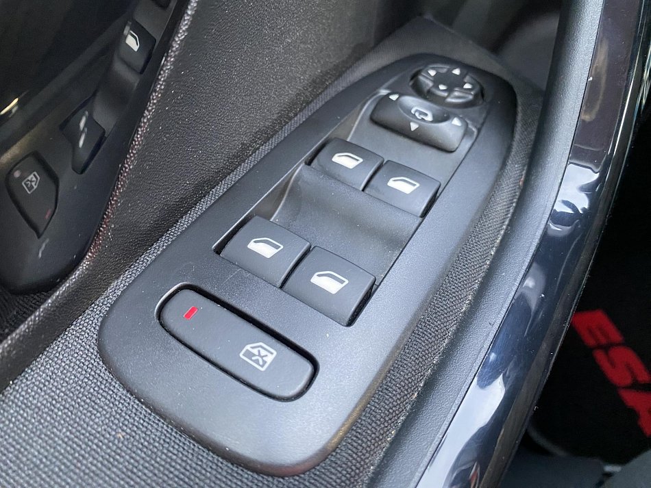 Peugeot 2008 1.2PT Signature