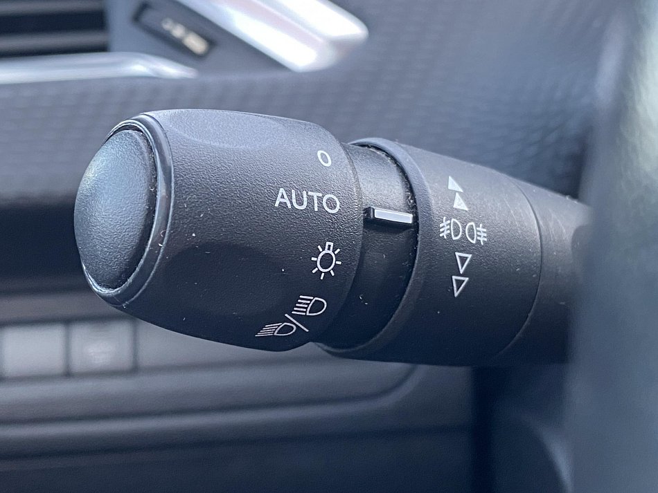 Peugeot 2008 1.2PT Signature