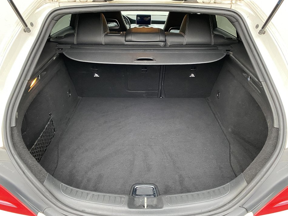 Mercedes-Benz CLA 1.6i  CLA180