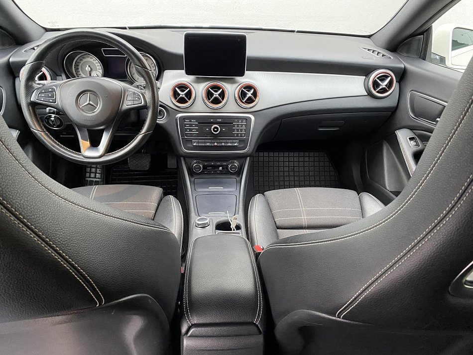 Mercedes-Benz CLA 1.6i  CLA180