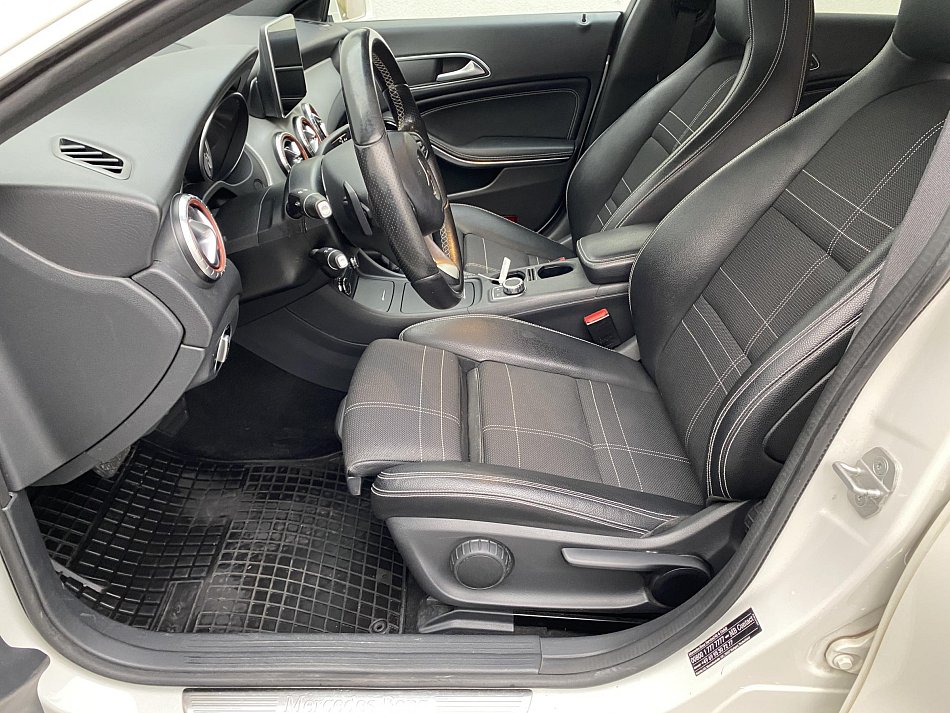 Mercedes-Benz CLA 1.6i  CLA180