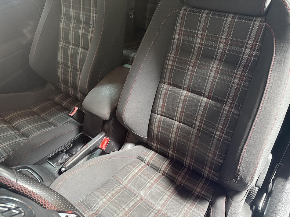 Volkswagen Golf 2.0 TSi 