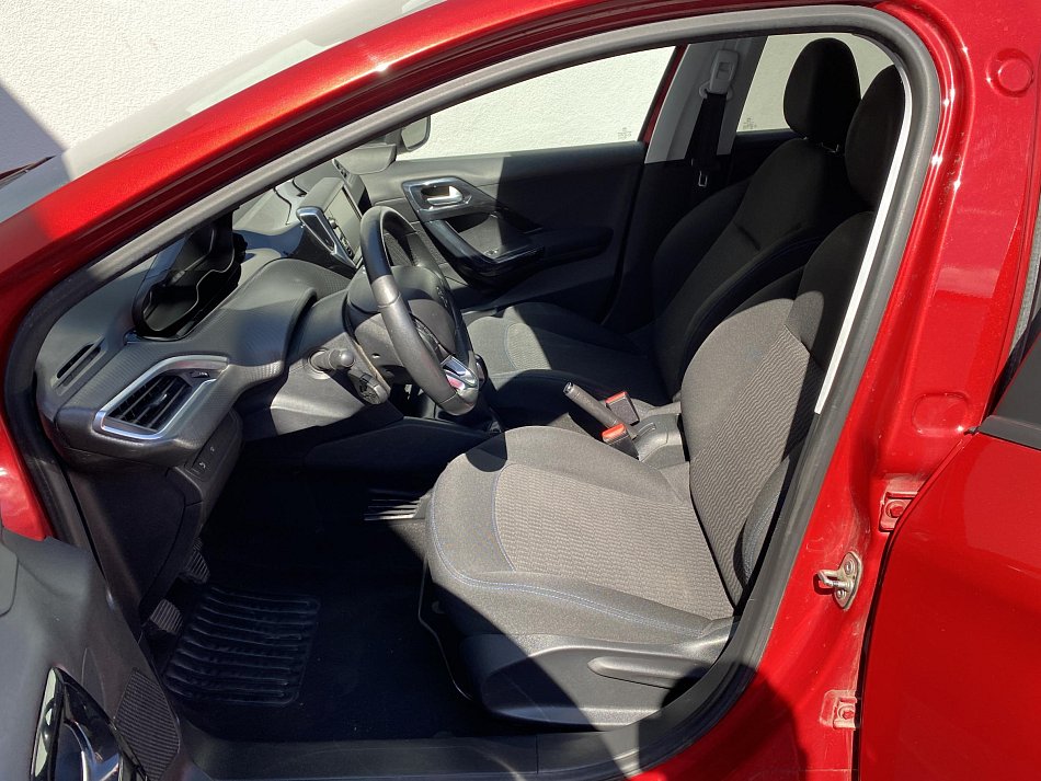 Peugeot 208 1.2i Signature
