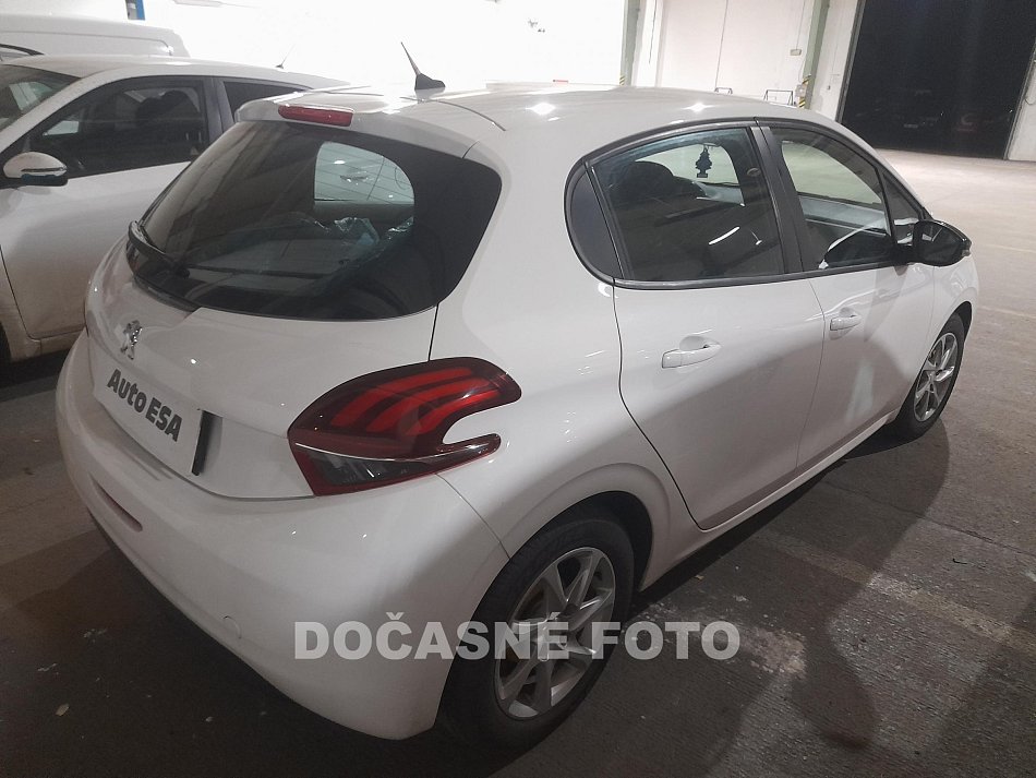 Peugeot 208 1.2i 