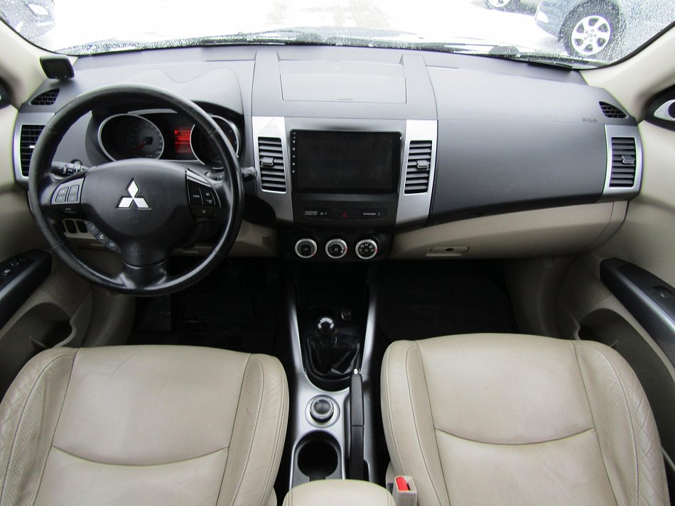 Mitsubishi Outlander 2.0 D  4x4, 7míst
