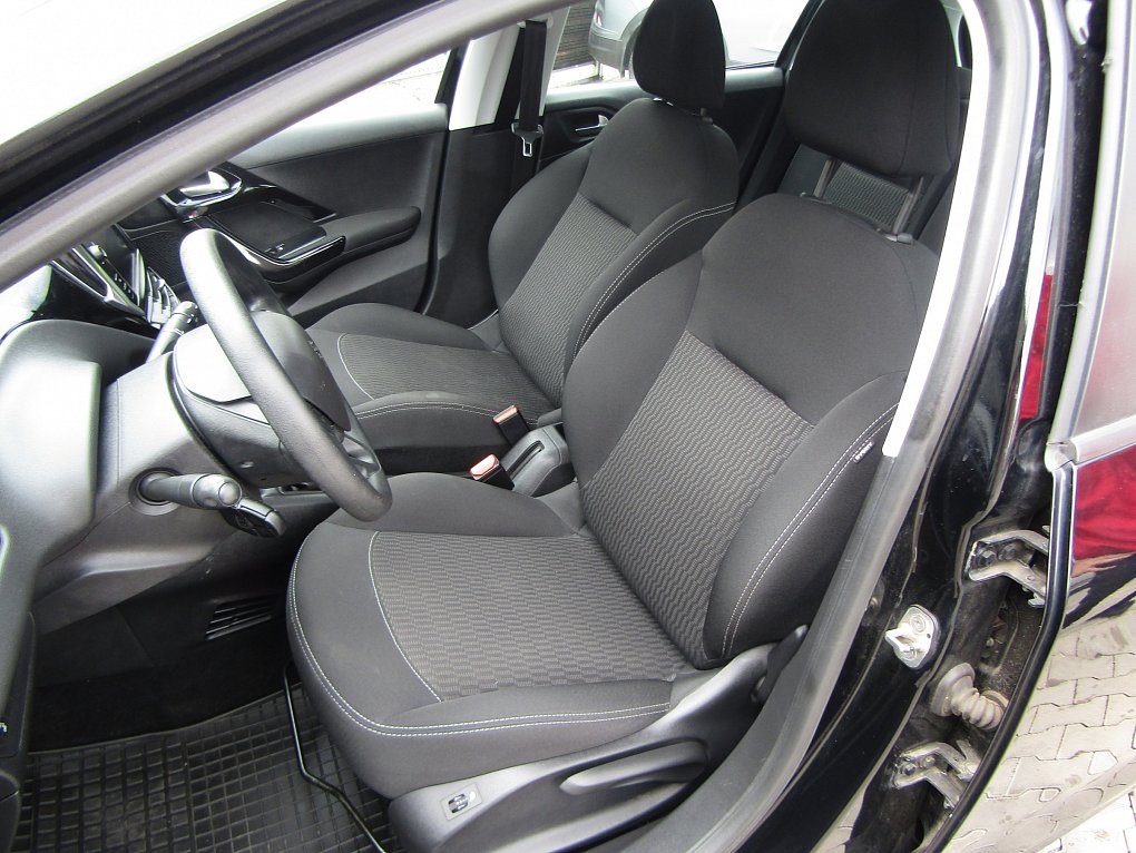 Peugeot 208 1.2i 