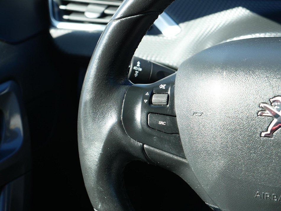 Peugeot 2008 1.2i 