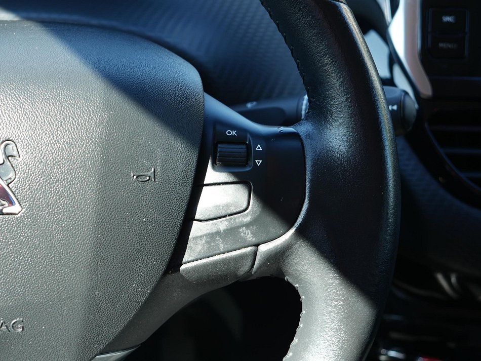 Peugeot 2008 1.2i 
