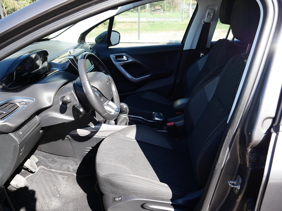 Peugeot 2008 1.2i 