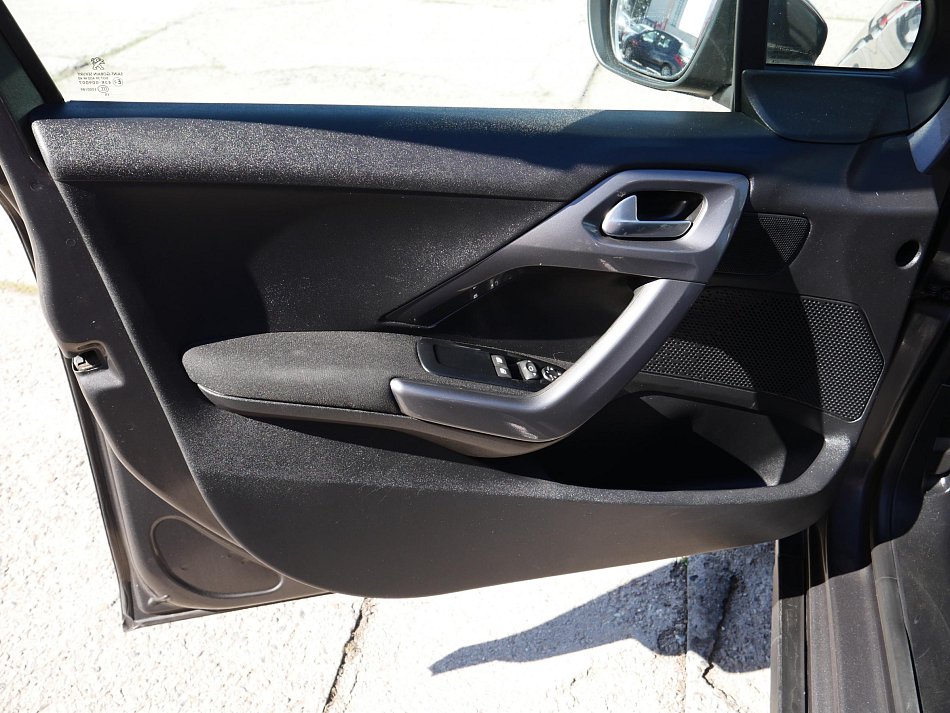 Peugeot 2008 1.2i 