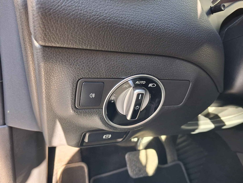 Mercedes-Benz CLA 1.6 CGi  CLA 180