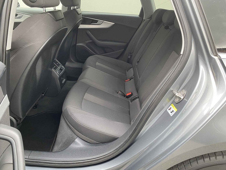 Audi A4 2.0 TDi S-line