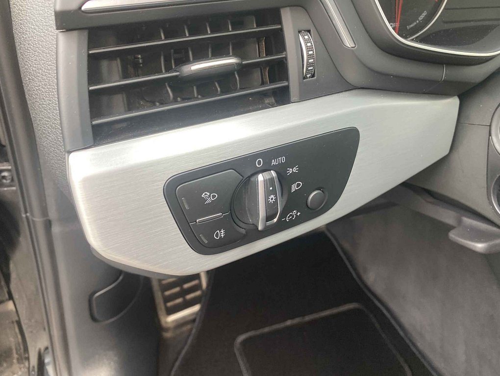 Audi A4 2.0 TDi S-line