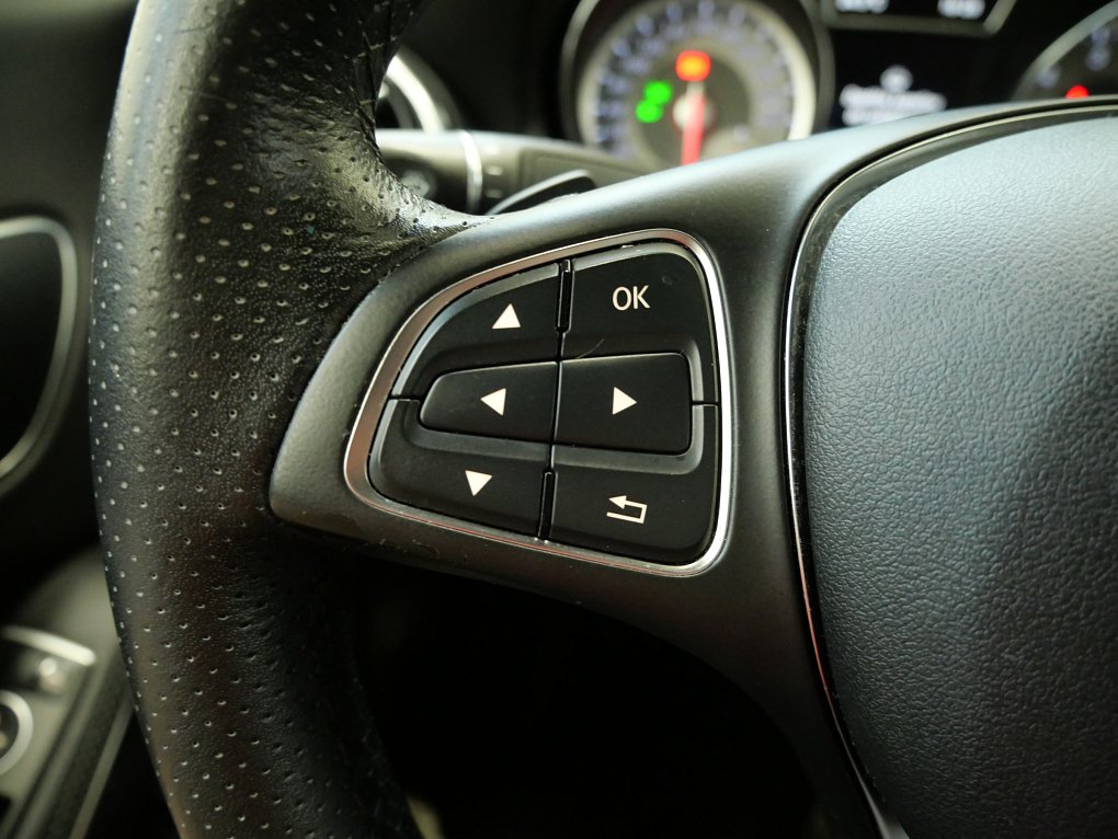 Mercedes-Benz CLA 1.6i  CLA 180