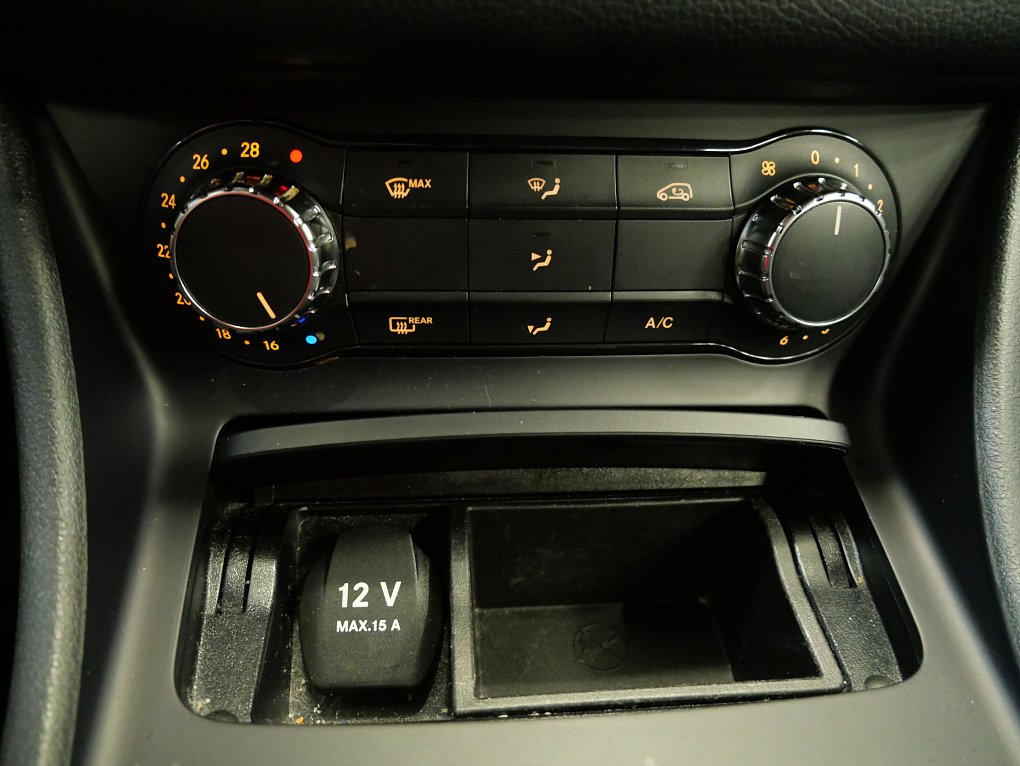 Mercedes-Benz CLA 1.6i  CLA 180