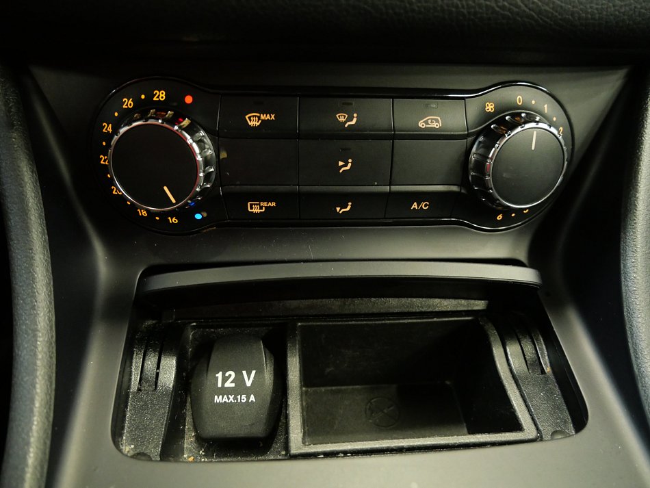 Mercedes-Benz CLA 1.6i  CLA 180