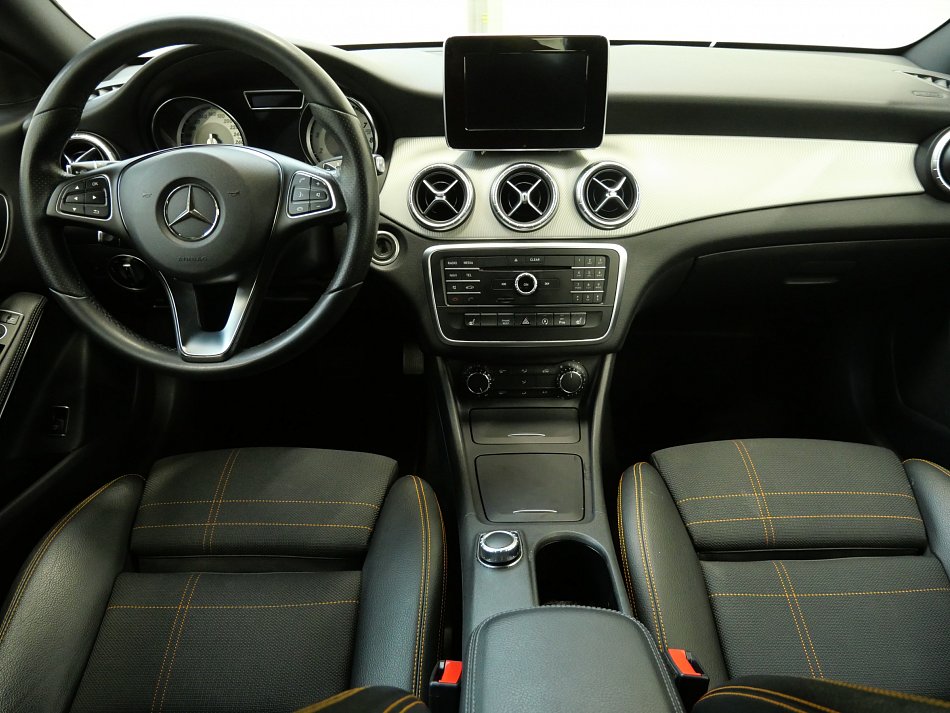 Mercedes-Benz CLA 1.6i  CLA 180