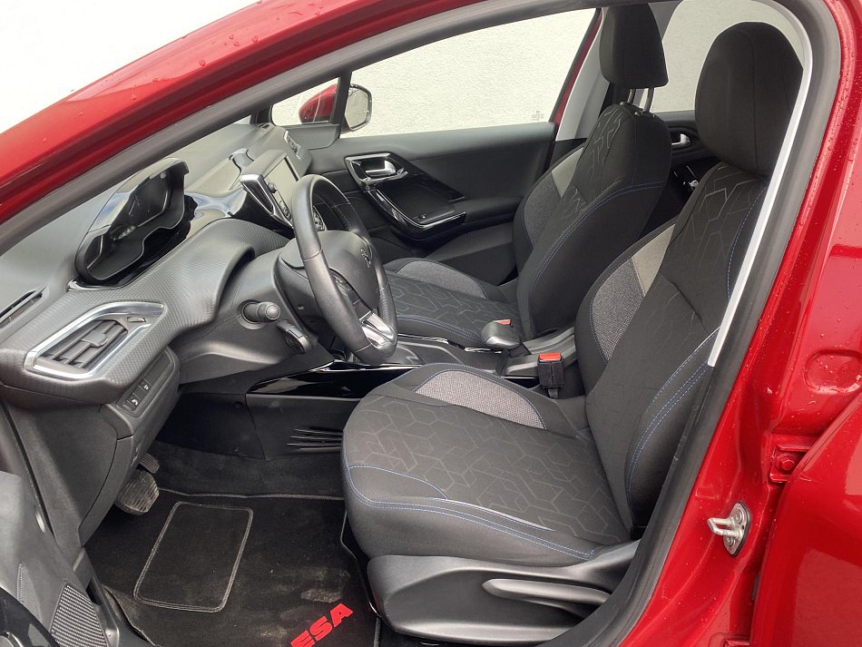 Peugeot 2008 1.2 PT Signature