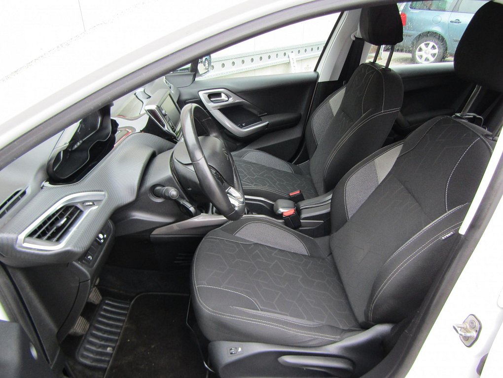 Peugeot 2008 1.2 i 