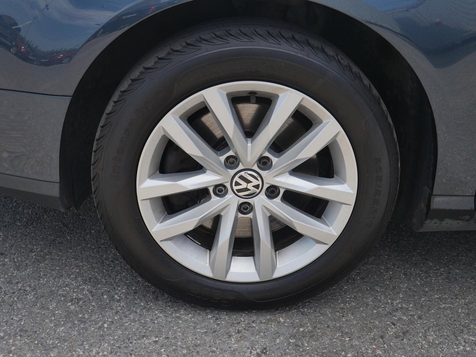 Volkswagen Passat 1.6 FSi 