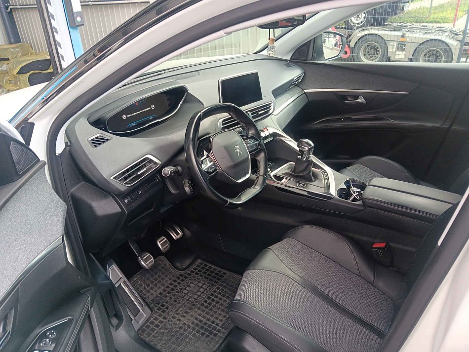 Peugeot 5008 1.5 HDi 