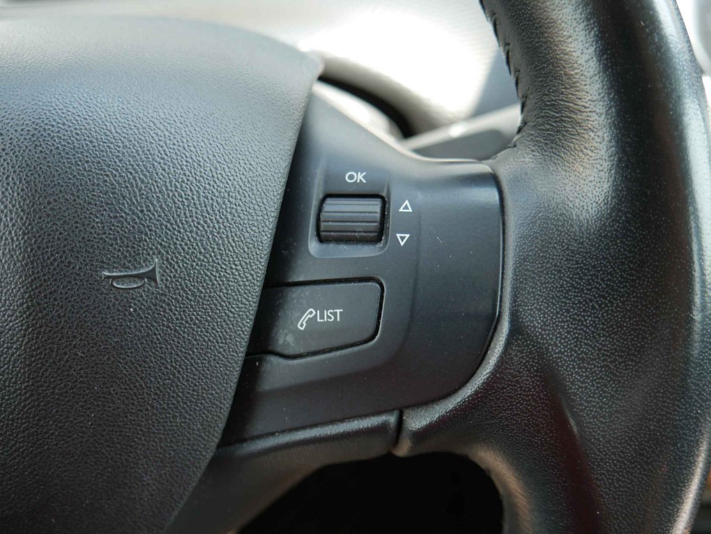 Peugeot 2008 1.2i 