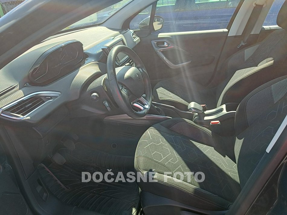 Peugeot 2008 1.2 i 