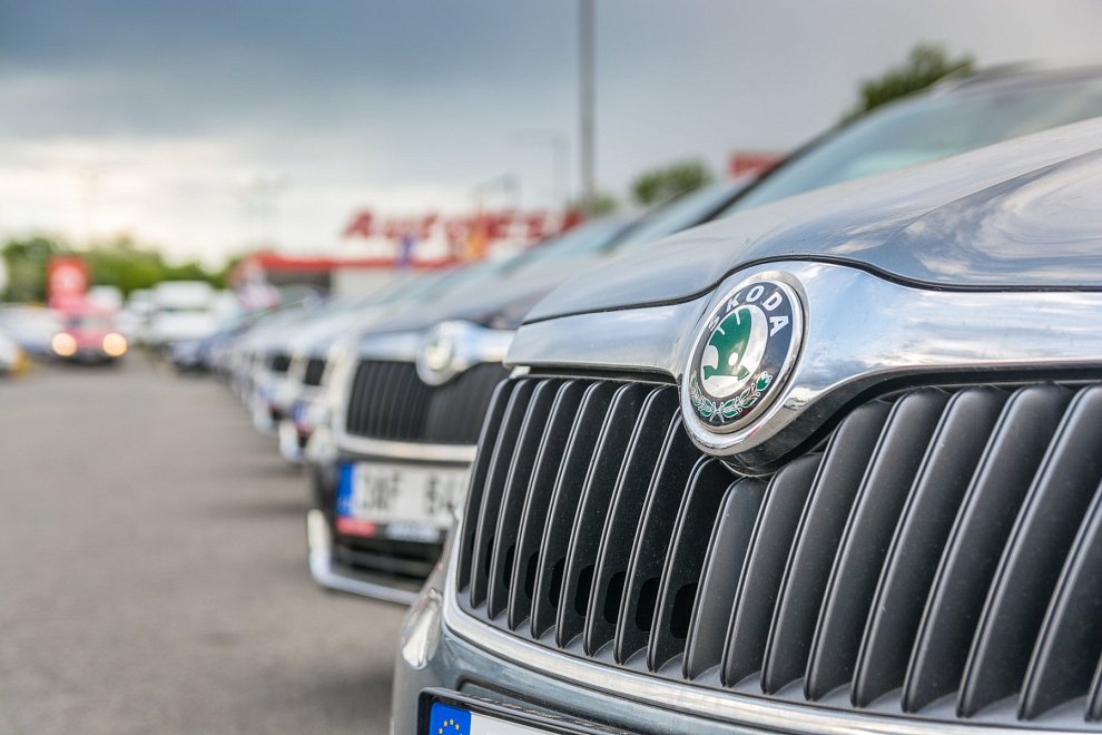 Ojeté vozy Škoda připravené k prodeji na pobočce Auto ESA